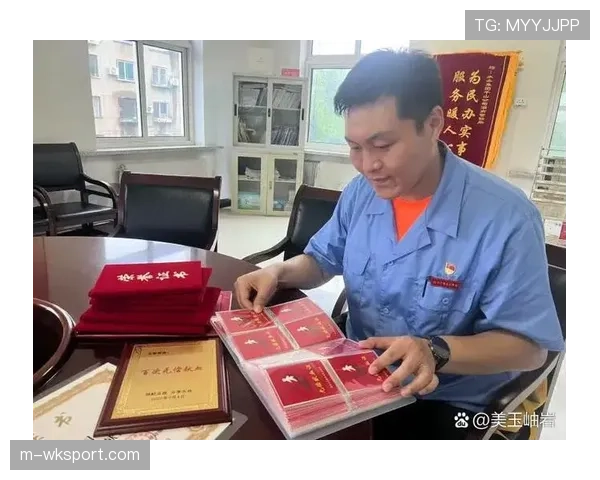 大雨中的坚持：镜头记录下后勤团队在泥泞维修区的工作实况